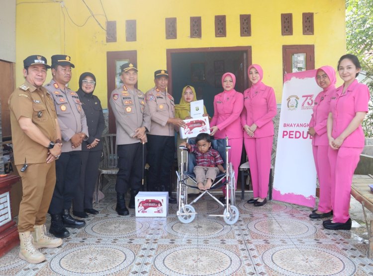 Kapolres Metro Bekasi dan Ketua Bhayangkari Cabang Metro Bekasi Serahkan Kursi Roda untuk Dua Warga Disabilitas di Tambelang