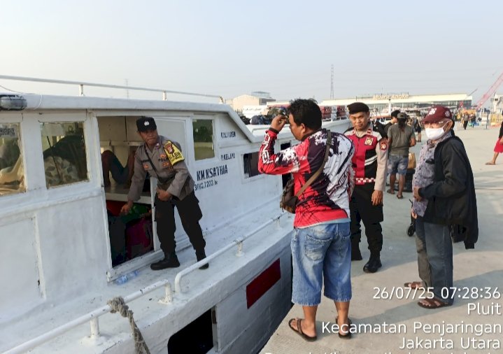 “Polsek Kawasan Sunda Kelapa Polres Priok Laksanakan Pengamanan Wisata Kepulauan Seribu di Dermaga Kali Adem”