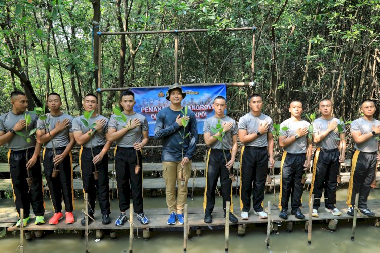 Taruna Bhayangkara Hijaukan Negeri Lewat Aksi Penanaman 100 Pohon Bakau di Jakarta Utara