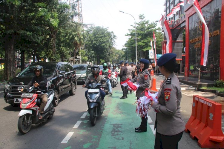 Brimob Metro Jaya Bagikan 5.000 Bendera Merah Putih Jelang Hari Kemerdekaan RI