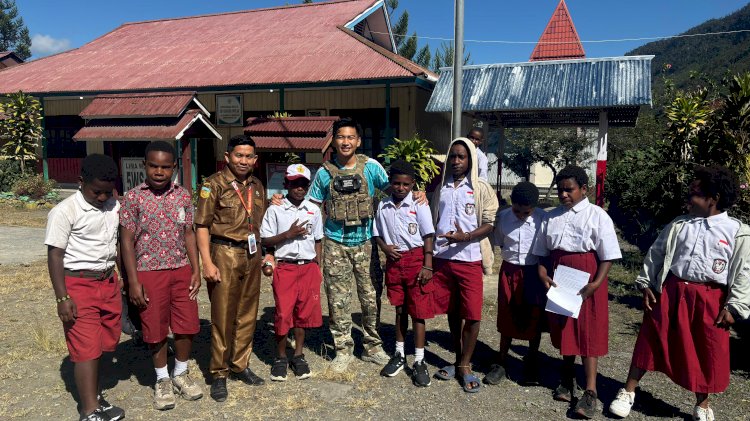 Kebersamaan Satgas Operasi Damai Cartenz dengan Anak-Anak di SD Negeri Mulia, Puncak Jaya
